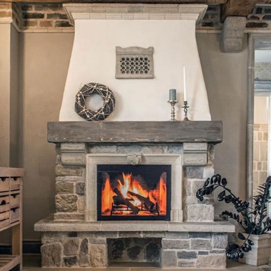 kuzelovy jedinecny postaveny kamen krbova oblozka stavba krbu realizacia rustikalny mediteransky country balaton vikendovy dom zariadenie interieru.jpg